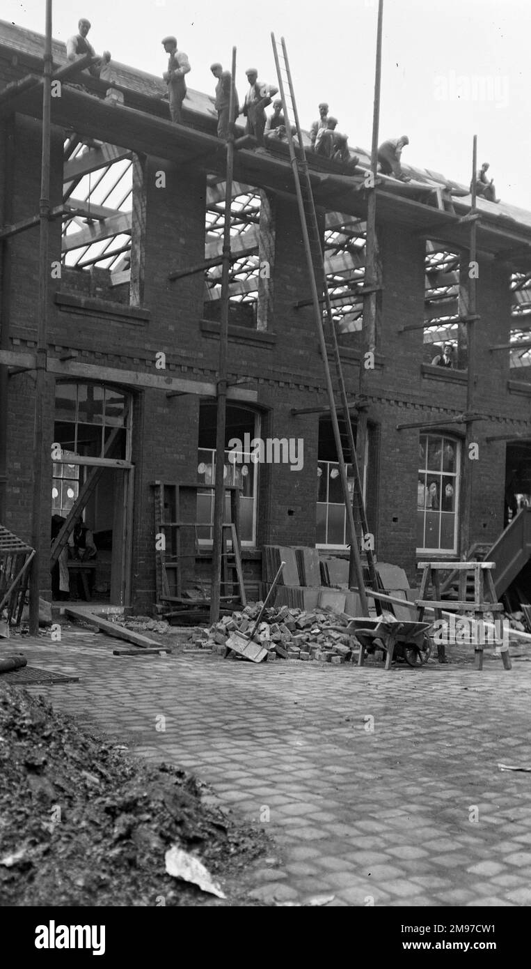 La ricostruzione della sala di rifilatura della fabbrica di cappelli dopo il disastroso incendio del 1906 aveva distrutto molti degli edifici. Entro 6 settimane la produzione era riavviata - questa foto mostra il lavoro in corso per completare la ricostruzione Foto Stock