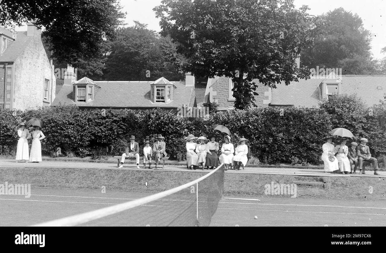 Pubblico ad una partita di tennis edoardiana che mostra gli stili di vestito del periodo Foto Stock