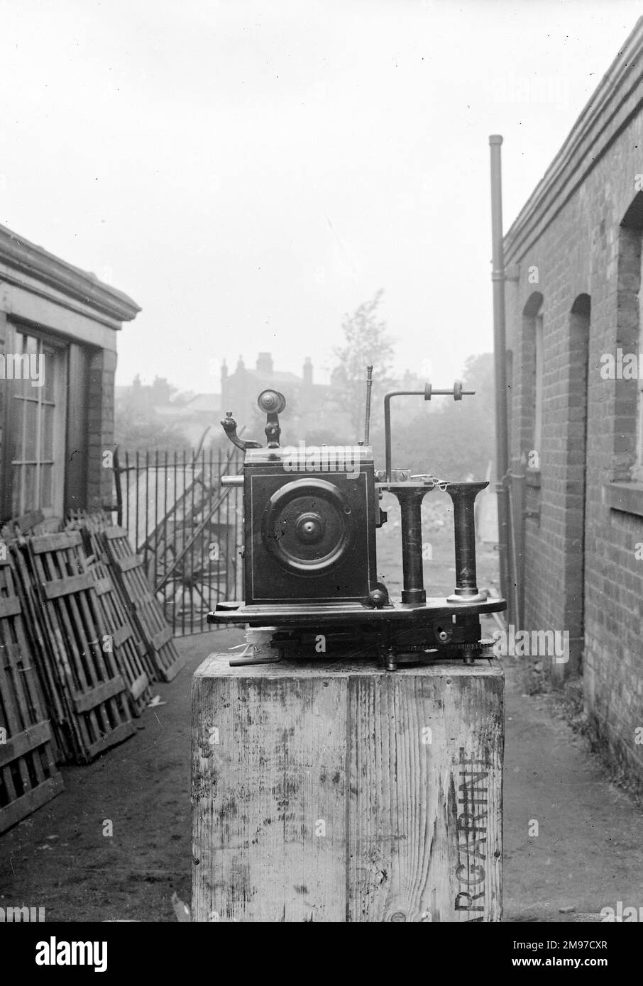 Macchina da cucire Hat Factory presso la fabbrica Stockport Hat di Battersby, destinata alla consegna in un altro stabilimento nei pressi di Arras, Francia Foto Stock Macchina da cucire Hat Factory presso la fabbrica Stockport Hat di Battersby, destinata alla consegna in un altro stabilimento nei pressi di Arras, Francia Foto Stock