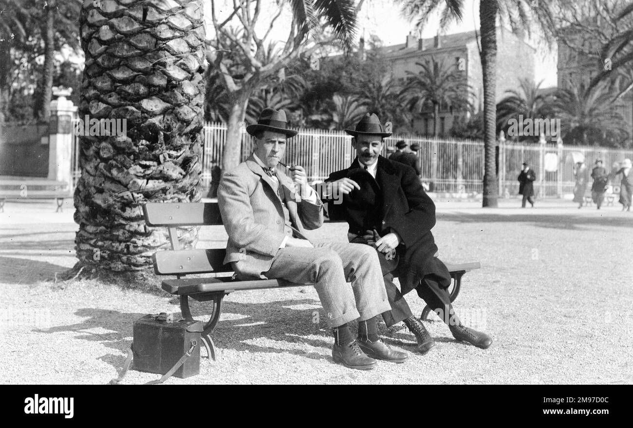 Due uomini fuori dall'Hotel Grey D'Albion, Cannes, che è ancora in attività oggi. Sulla destra c'è Ernest Battersby, il fotografo, che ha trascorso del tempo nel sud della Francia, mentre soffriva di tubercolosi verso la fine della sua vita. Foto Stock