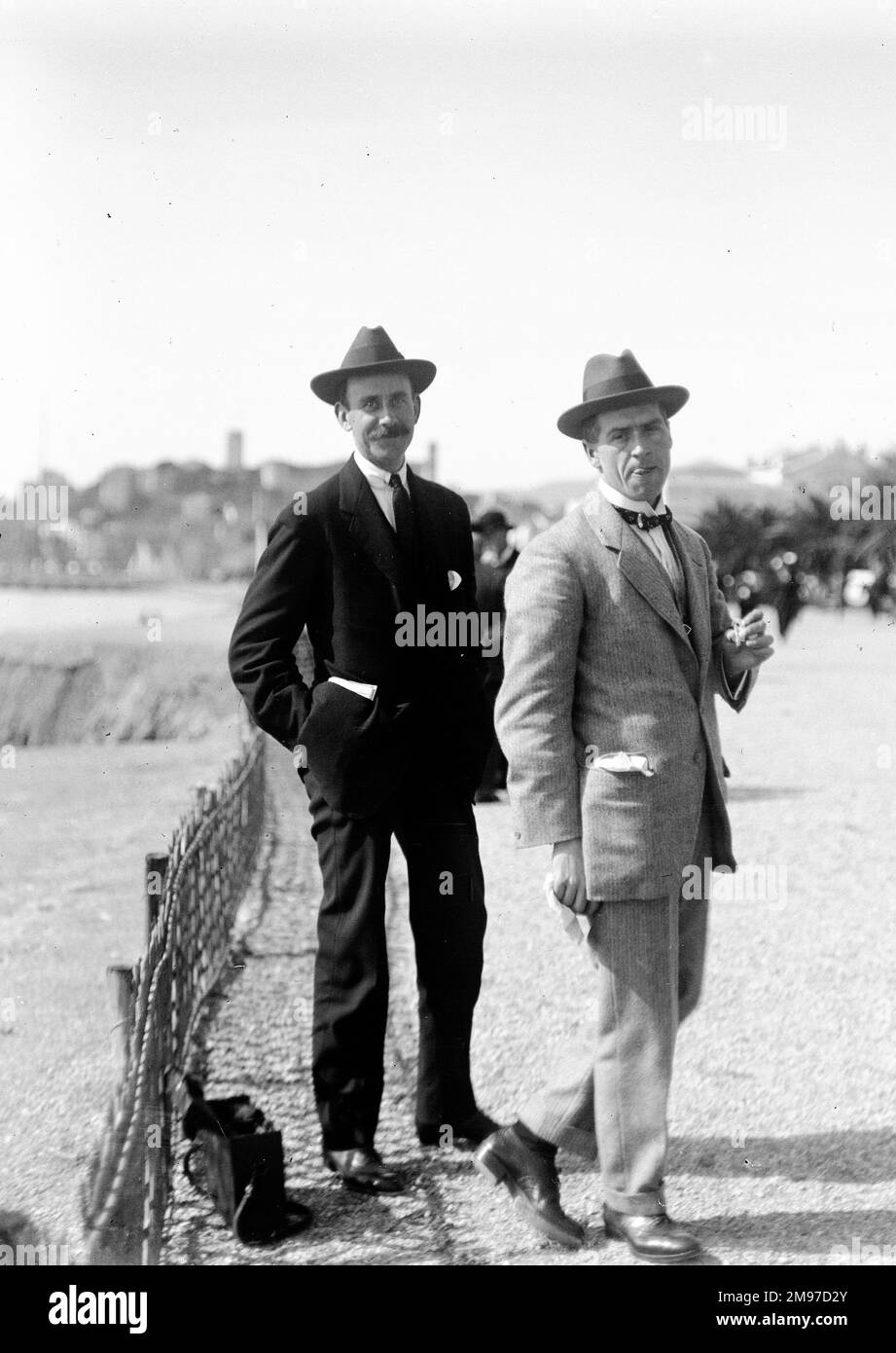 Due uomini sul lungomare di Cannes. Sulla destra c'è Ernest Battersby, il fotografo, che ha trascorso del tempo nel sud della Francia, mentre soffriva di tubercolosi verso la fine della sua vita. Il beachwear è cambiato considerevolmente da allora! Foto Stock