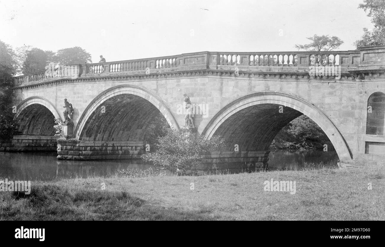 Chatsworth Bridge, uno dei simboli della famosa tenuta del Derbshire Foto Stock