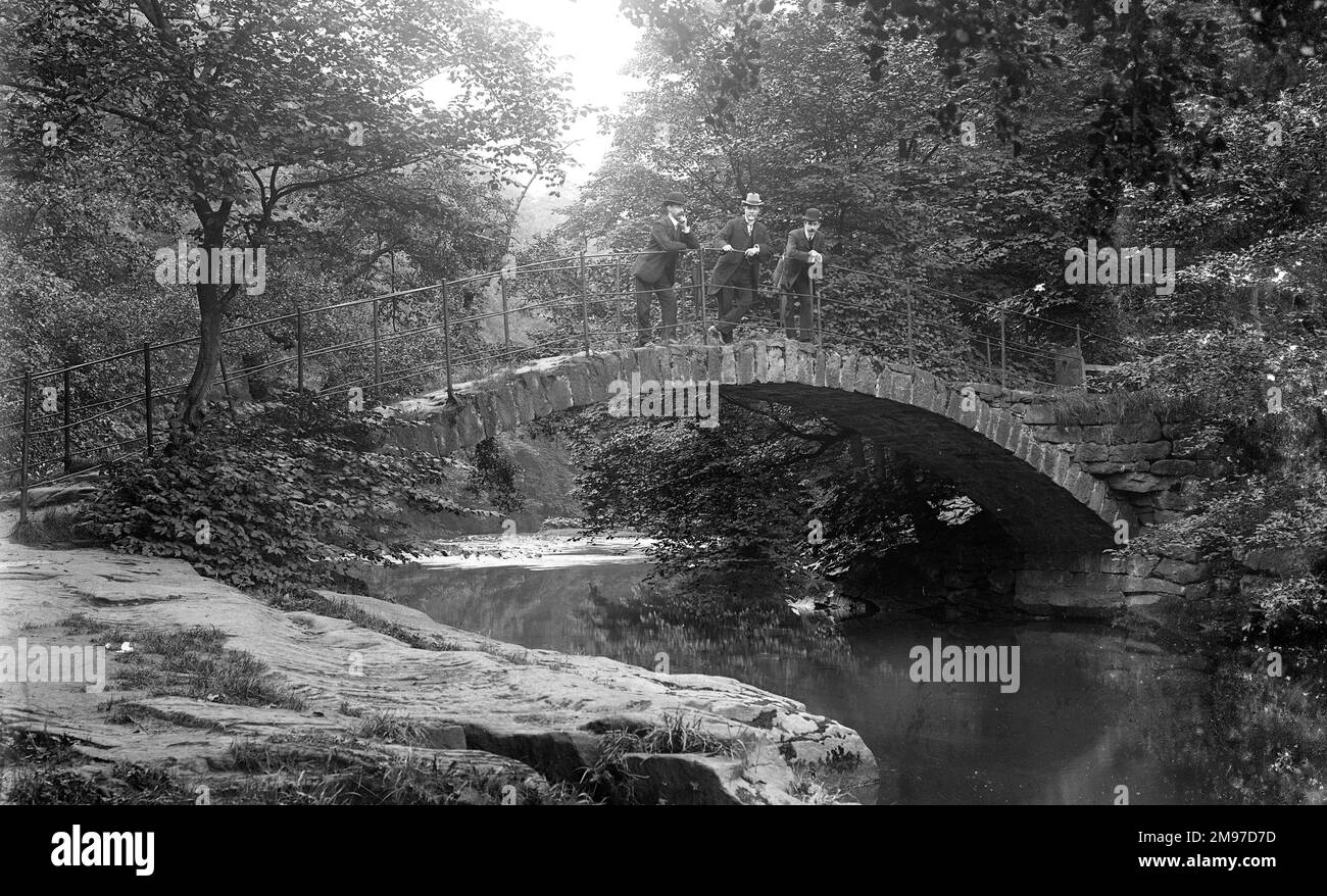 L'uomo al centro del gruppo George Potter, amico e dipendente di Ernest Battersby che è sulla destra. Il Ponte Romano è infatti medievale, appena fuori Marple, vicino a Stockport nel Cheshire Foto Stock