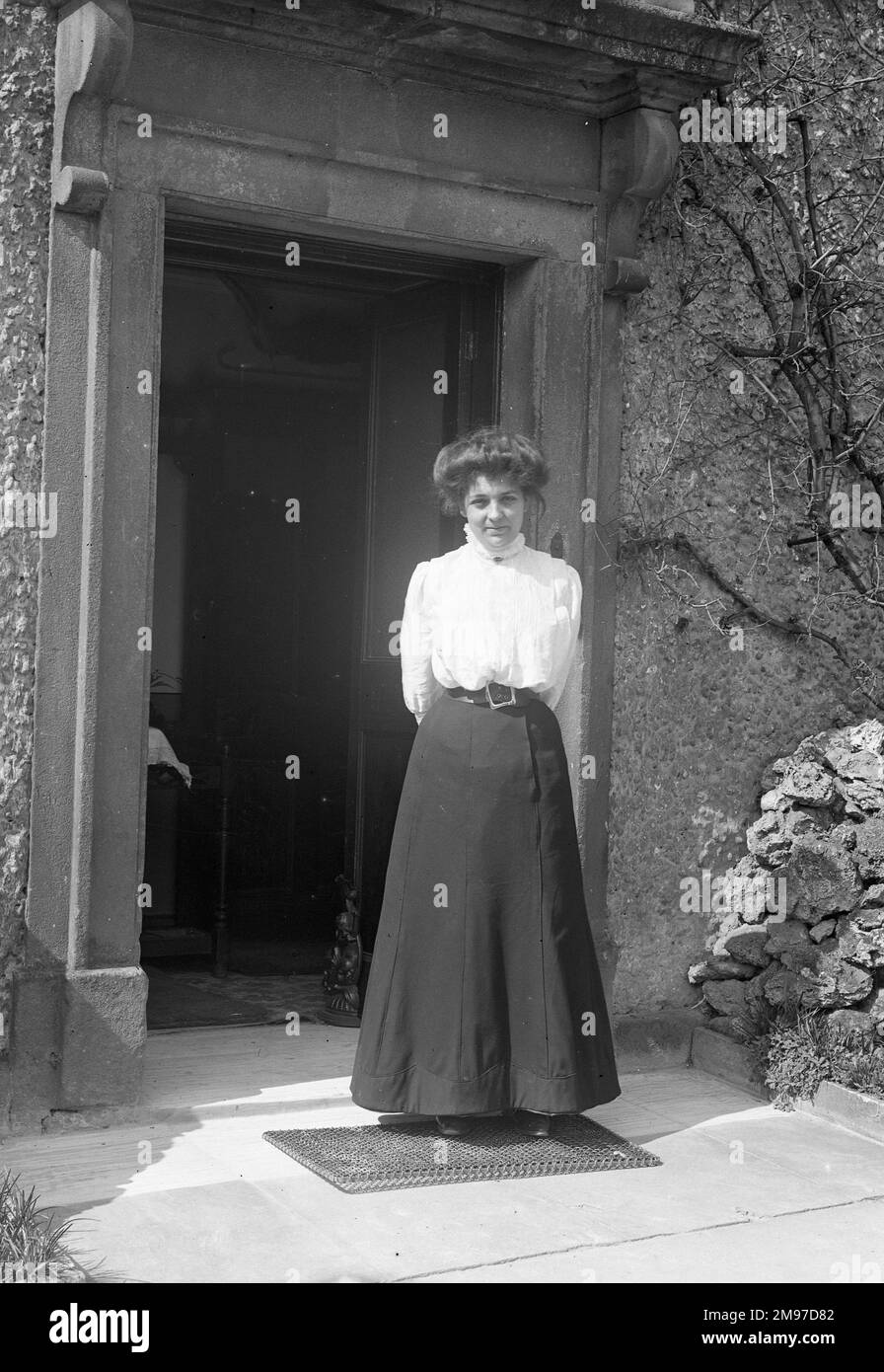 Intitolata E. Bramwell al Boarding House Hotel, questa signora si ritiene sia Ellen Bramwell, figlia di una postamante locale vicino a Bakewell. L'edificio è chiamato altrove come l'Eyam Ball Hotel nel Derbyshire's Peak District. Foto Stock