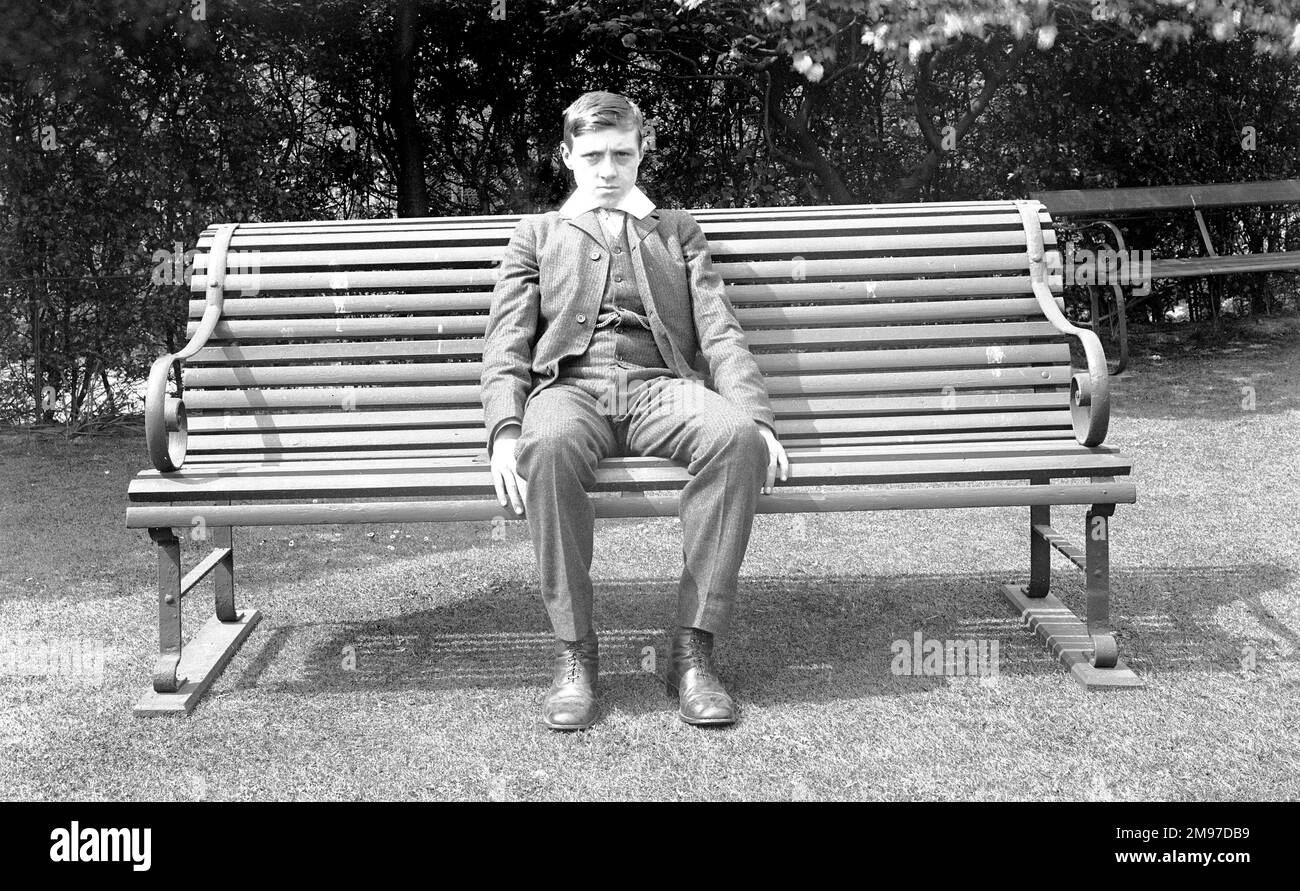 Ragazzo edoardiano identificato dal fotografo come Jack Cooke, visitando la famiglia Battersby, hatmakers di Stockport. Benchè sia ben vestito, la sua espressione mostra che i bambini in visita forzata agli amici non sono cambiati in oltre 100 anni! Foto Stock