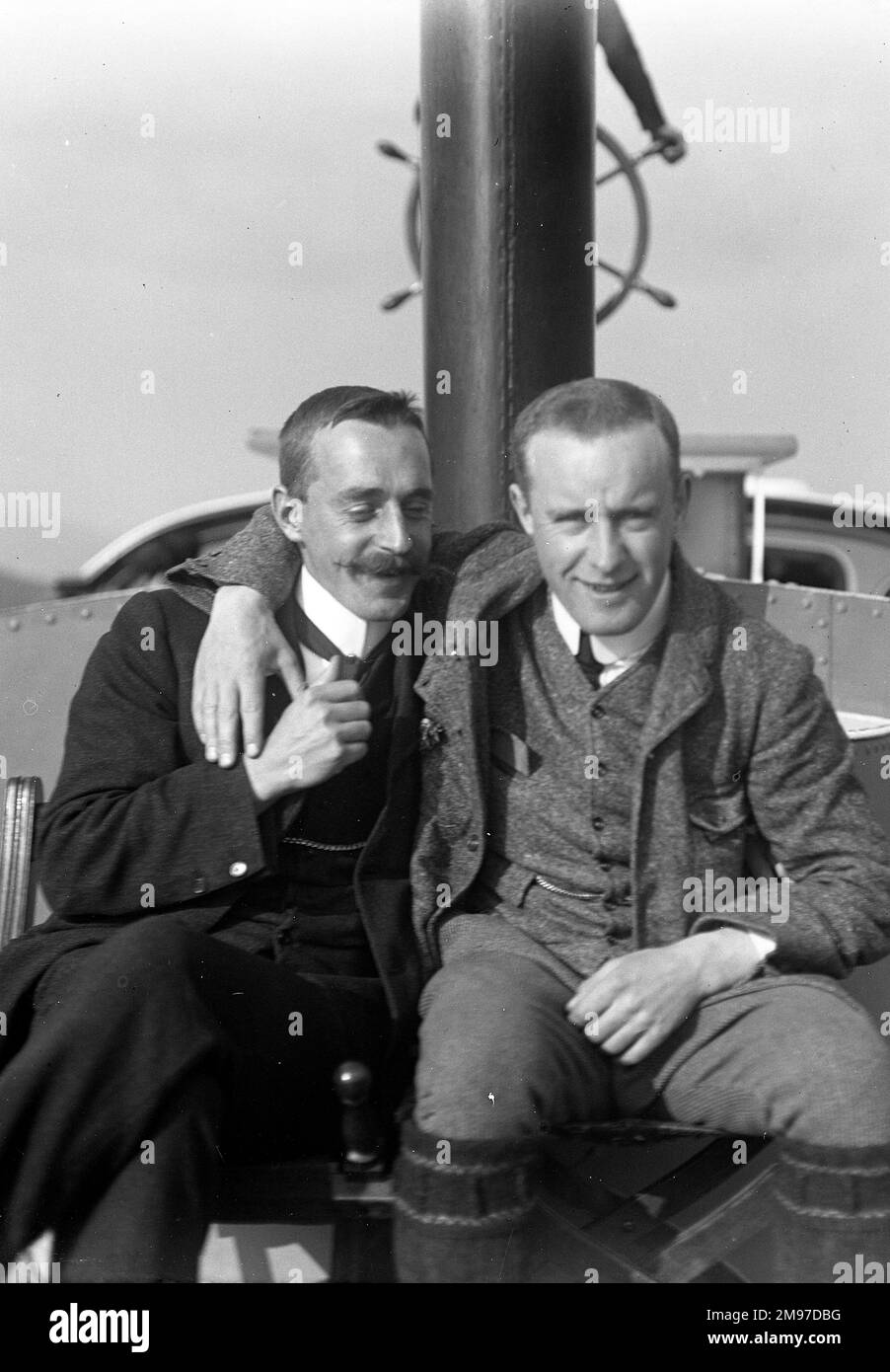 Due uomini su una barca a Coniston identificati dal fotografo come i suoi amici Nelstrop sulla sinistra, e Wilson. I due uomini erano cugini, Nelstrop essendo un membro dei produttori di farine a Stockport. Il carattere rilassato e naturale di questa fotografia mostra che la vita in Inghilterra edoardiana non era così stuffy e formale come le percezioni di giorno moderno li avrebbero creduti. Foto Stock