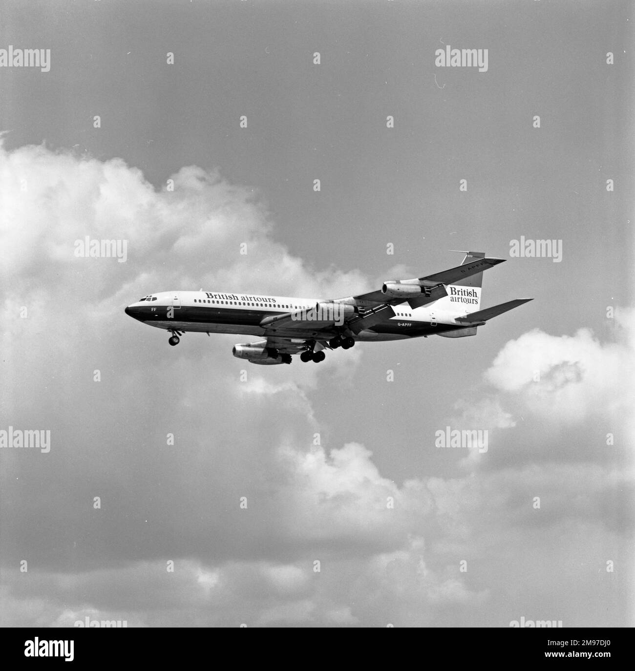 Boeing 707-436 G-AFF della British Airtours che atterra a Londra Gatwick il 13 maggio 1974 Foto Stock
