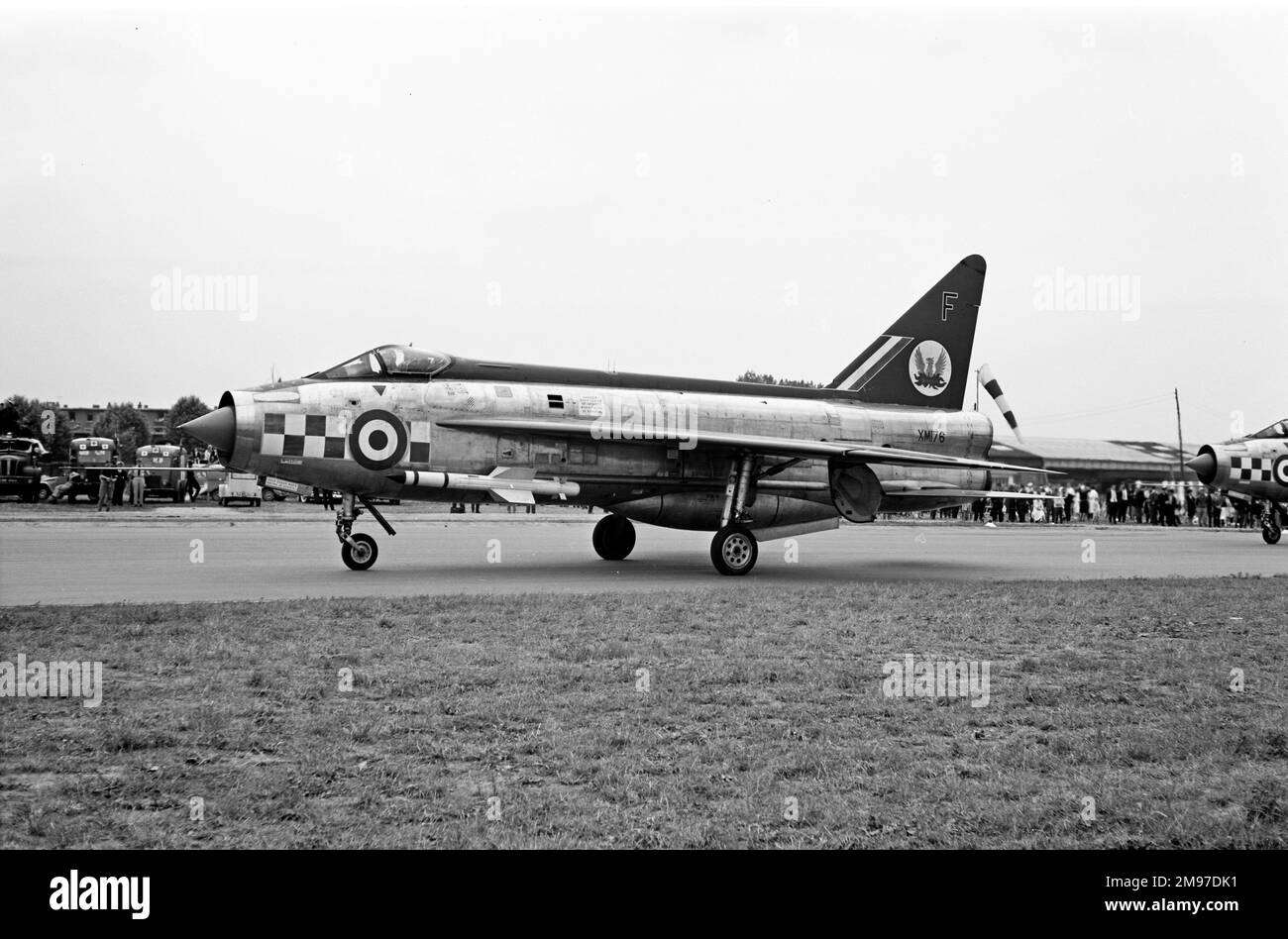 English Electric Lightning F.1A XM179 e altri da 56 Squadron RAF taxy per l'esposizione a le Bourget il 16 giugno 1963 Foto Stock