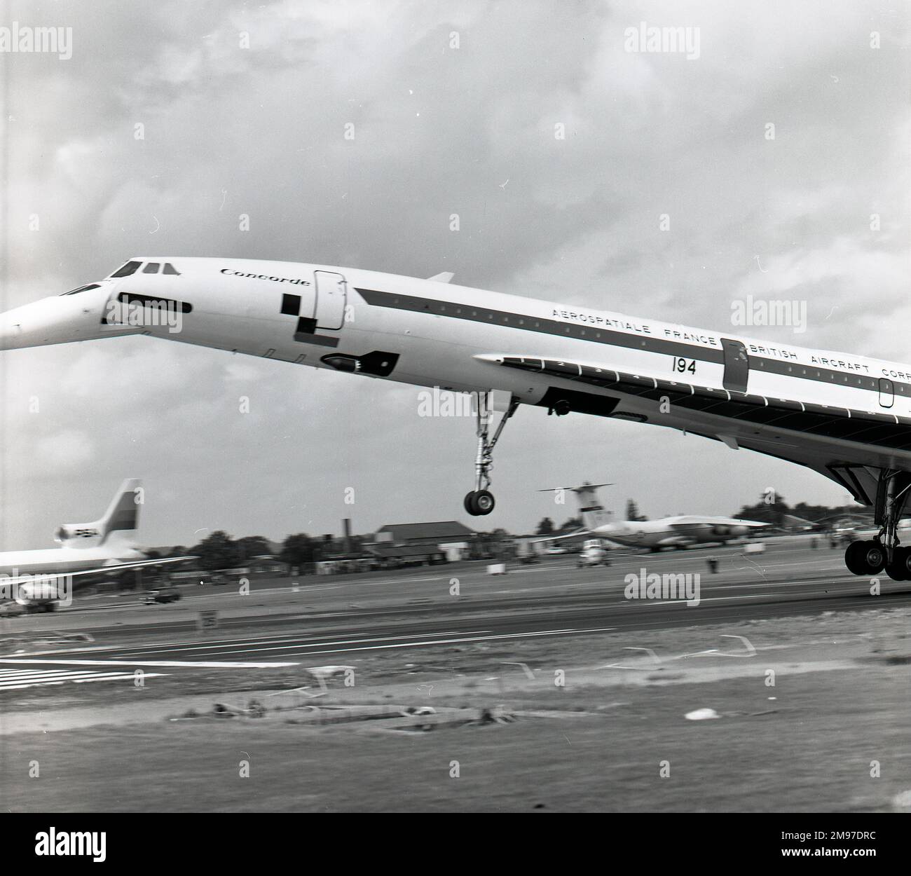 Aerospatiale - BAC Concorde G-AXDN decollo al Farnborough Air Show nel settembre 1974 Foto Stock