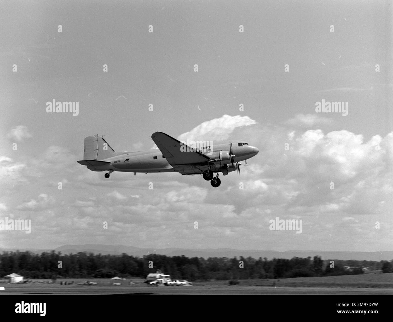 Douglas Dakota A65-78 della Air Research and Development Unit, Royal Australian Air Force di Edimburgo, South Australia, il 11 marzo 1985. Questo aereo fu il primo trasporto alleato in Hiroshima dopo la detonazione della bomba nucleare nell'agosto del 1945. Ha trasportato i giornalisti dentro e ferito fuori Foto Stock