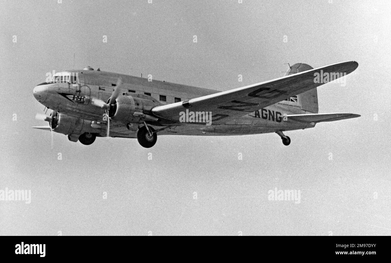 Douglas DC-3 G-AGNG del BOAC in volo Foto Stock