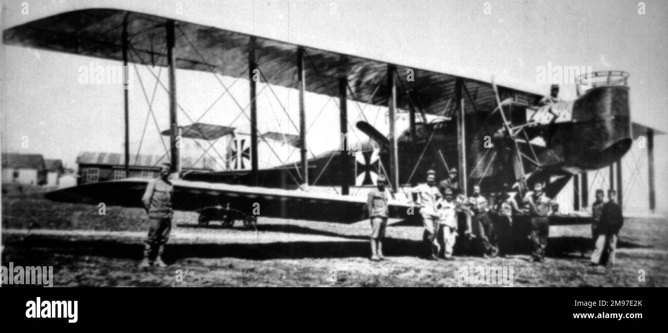 Il bombardiere austriaco Aviatik G II a tre uomini, l'unico realizzato, è stato completato nel luglio 1917. Foto Stock