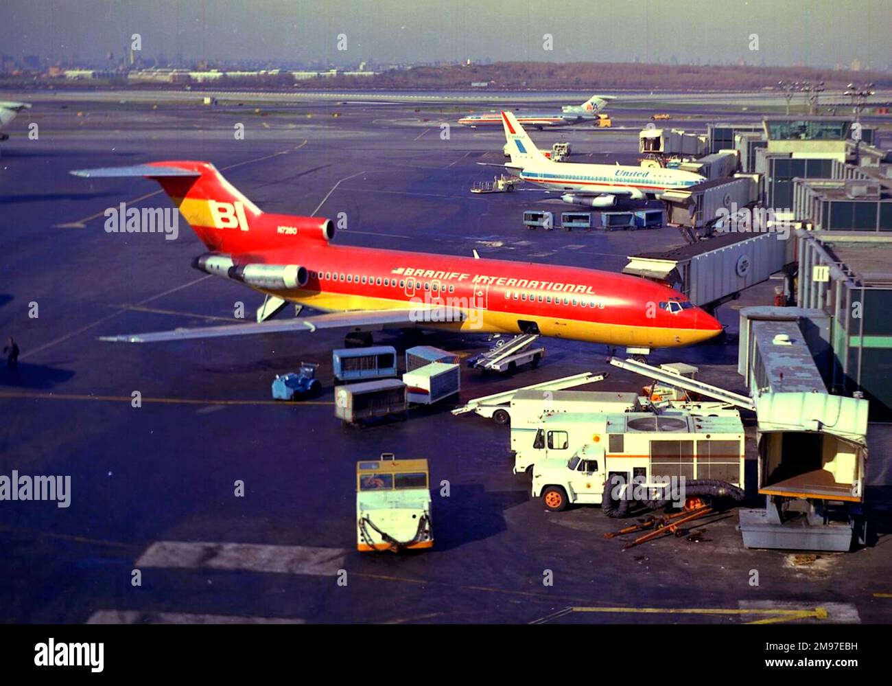 Boeing 727-100 di Braniff @ la Guardia - Foto di Hugh W. Cowin 11 Nov 1974. Foto Stock