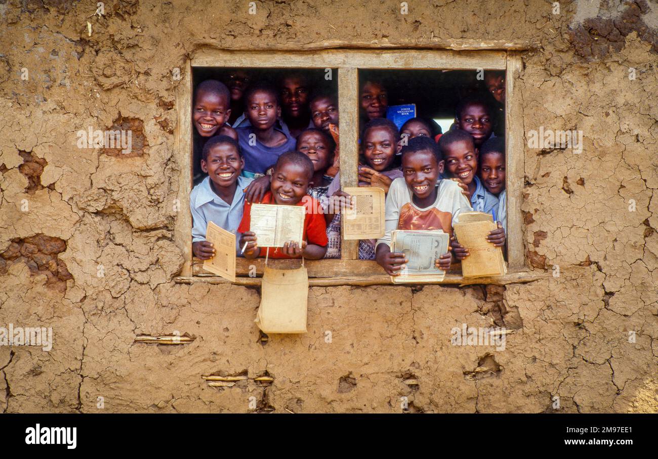 Uganda, una scuola primaria nel villaggio di Mbarara è costruita in argilla. Foto Stock