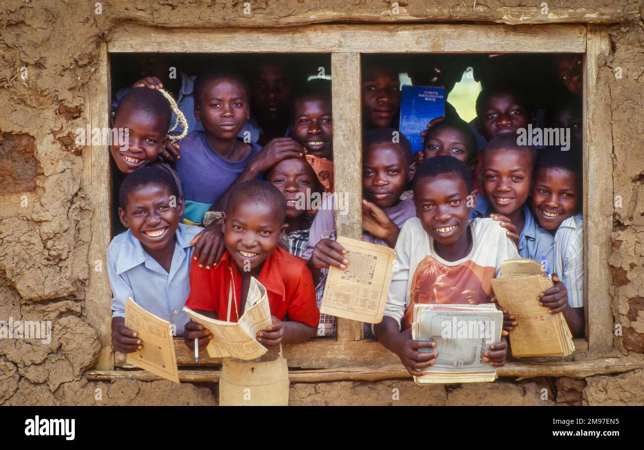 Uganda, una scuola primaria nel villaggio di Mbarara è costruita in argilla. Foto Stock