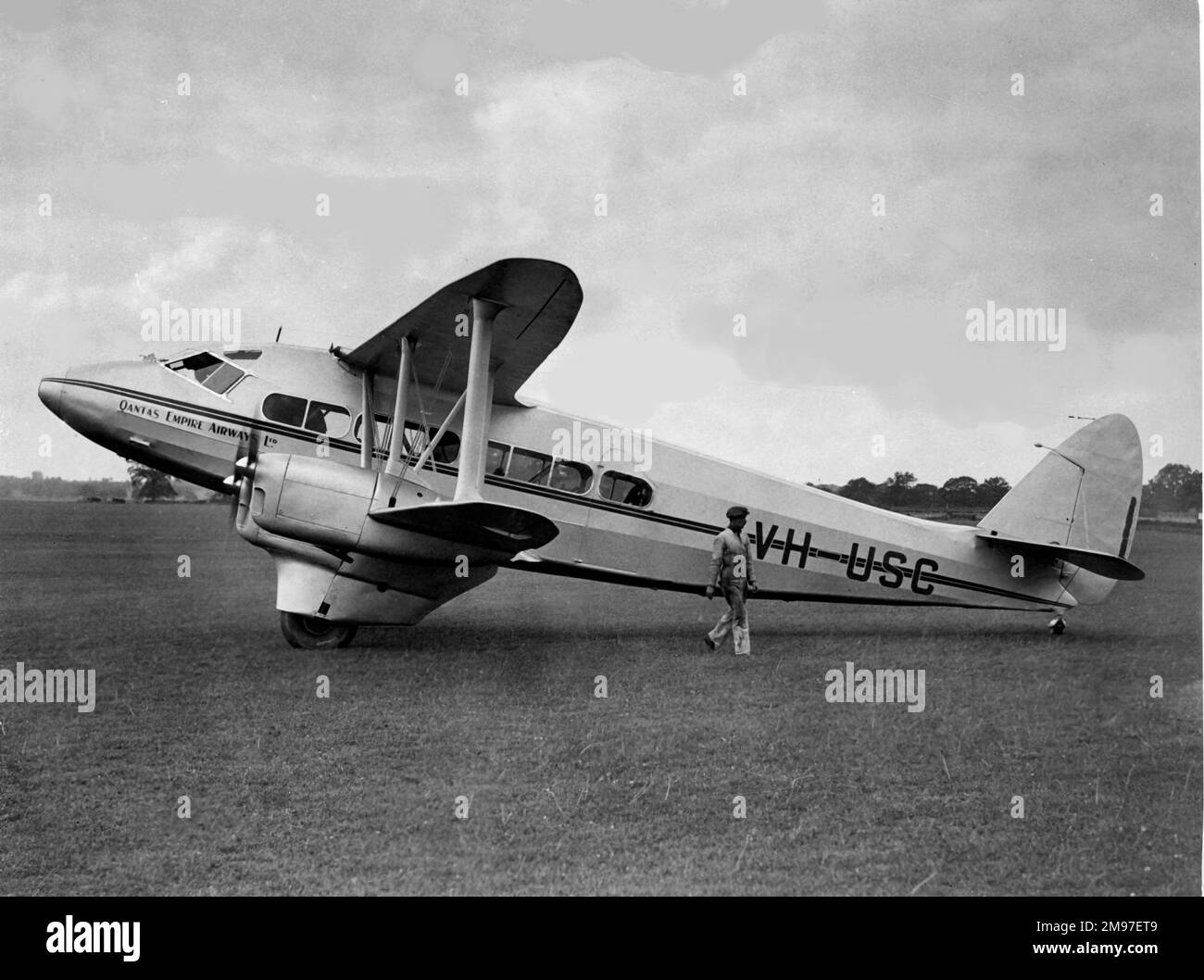 De Havilland DH86 Dragon Express (vista laterale, in esecuzione) - VH-USC di Qantas. Foto Stock