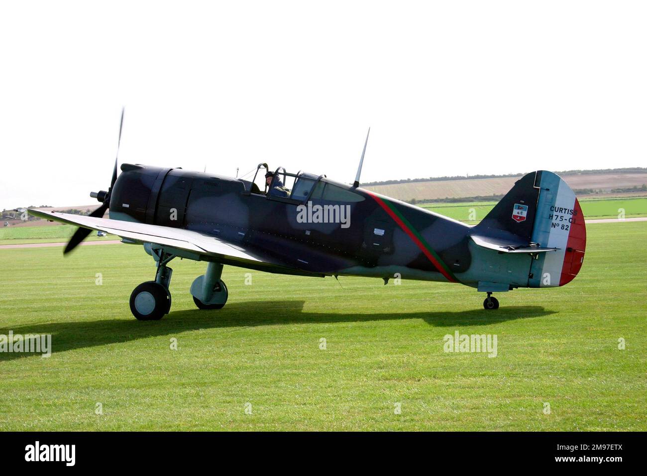 Curtiss H75 C1 -volò contro la Luftwaffe con un certo successo nel 1940, questo fu uno dei numerosi aerei americani acquistati per far fronte al deficit della produzione domestica - Photo Hugh W Cowin. Foto Stock
