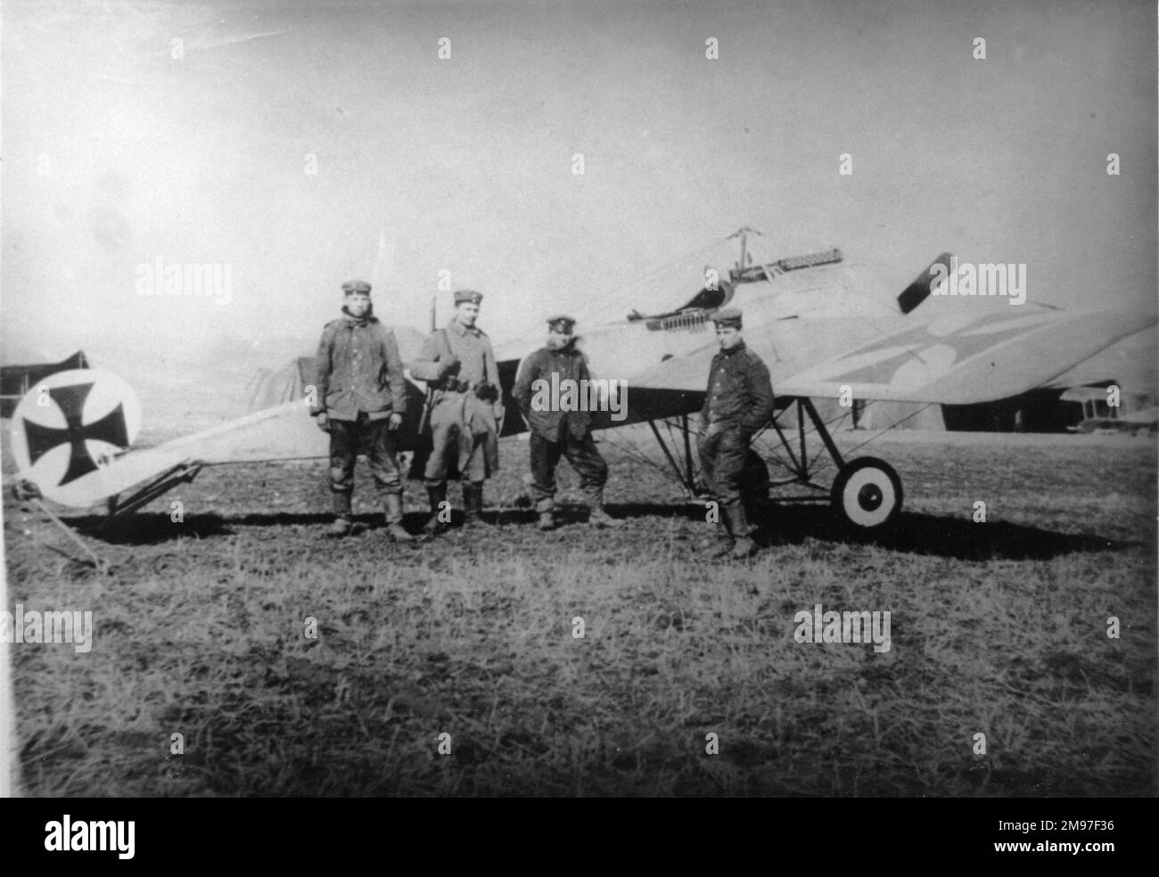 Fokker EII di Lt Parschau (estrema destra), a poppa, (a terra). Foto Stock