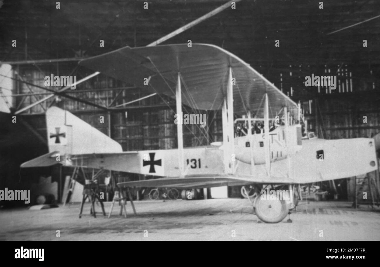 Friedrichshafen G II 131/15 aereo da combattimento tedesco a tre uomini, in piedi in un'officina con la coda in alto. È diventato operativo all'inizio del 1916, ma è stato costruito solo in piccoli numeri. Foto Stock