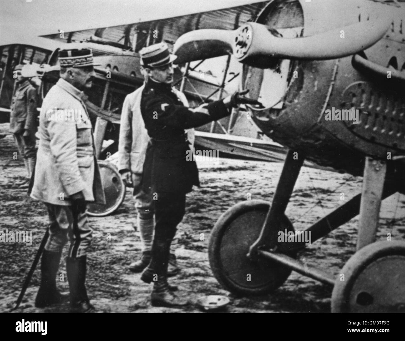 Georges Marie Ludovick Jules Guynemer (1894-1917), pilota francese e combattente asso (a destra), ha informato il generale Louis Franchet d'Esperey (1856-1942) sul motore Hispano-Suiza dello SPAD VII nel giugno 1917. Foto Stock