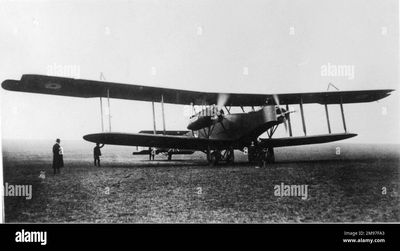 Handley Page 0/100 Bombardiere pesante a lungo raggio, volato per la prima volta nel dicembre 1915, e operativo da ottobre 1916. Visto qui è il numero di serie B 9446 con eliche in rotazione. Foto Stock