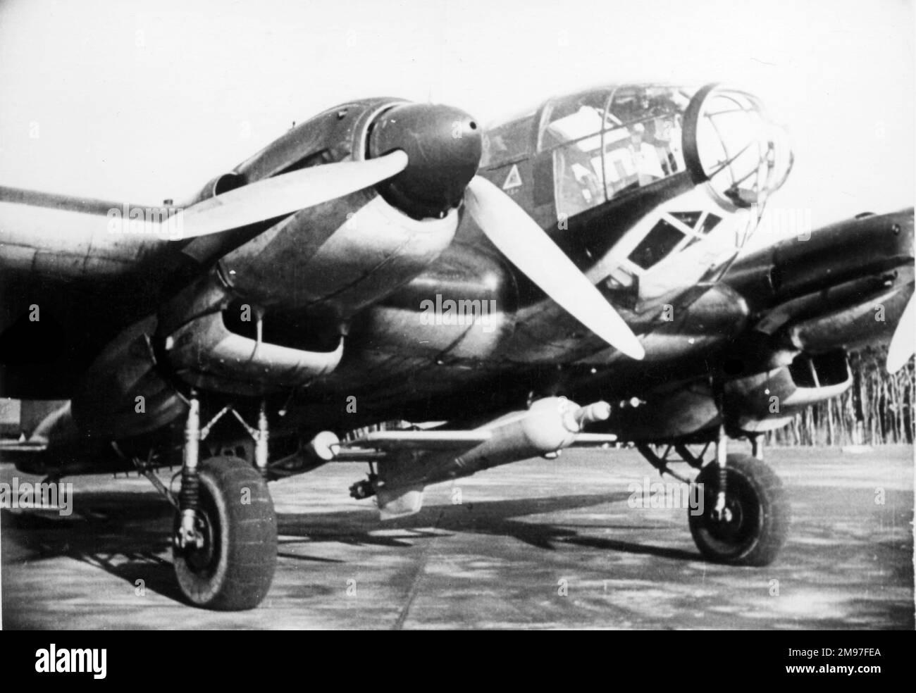 Heinkel He 111H -il bombardiere standard Luftwaffe al tempo della Battaglia di Gran Bretagna, alcuni più tardi trovarono un ruolo utile come velivolo di prova visto qui con un missile Henschel HS 293. Foto Stock