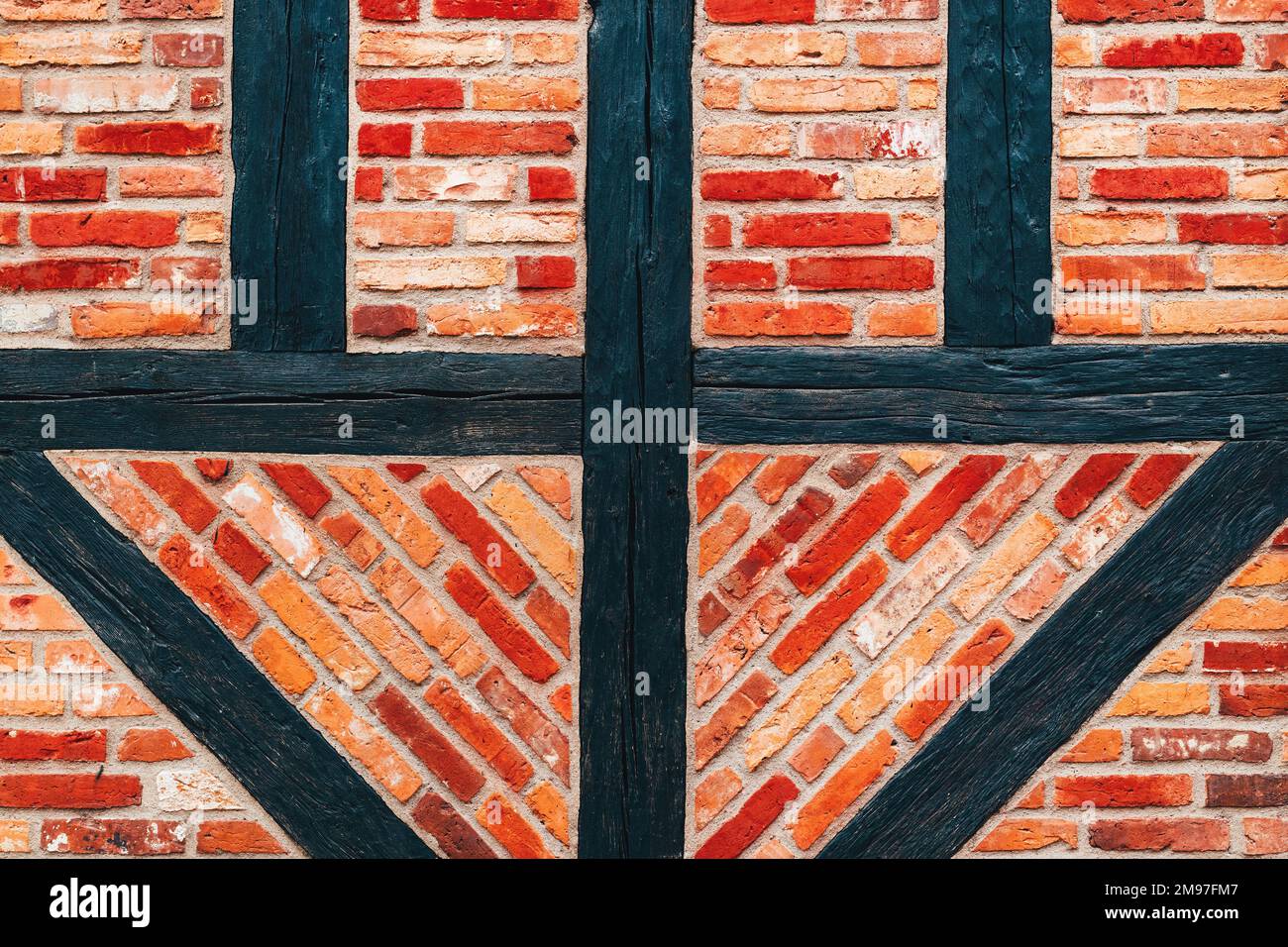 Muratura a graticcio vecchia casa muro, modello muro di mattoni con struttura in legno. Particolare dalla città di Halmstad in Svezia. Architettura in stile scandinavo Foto Stock