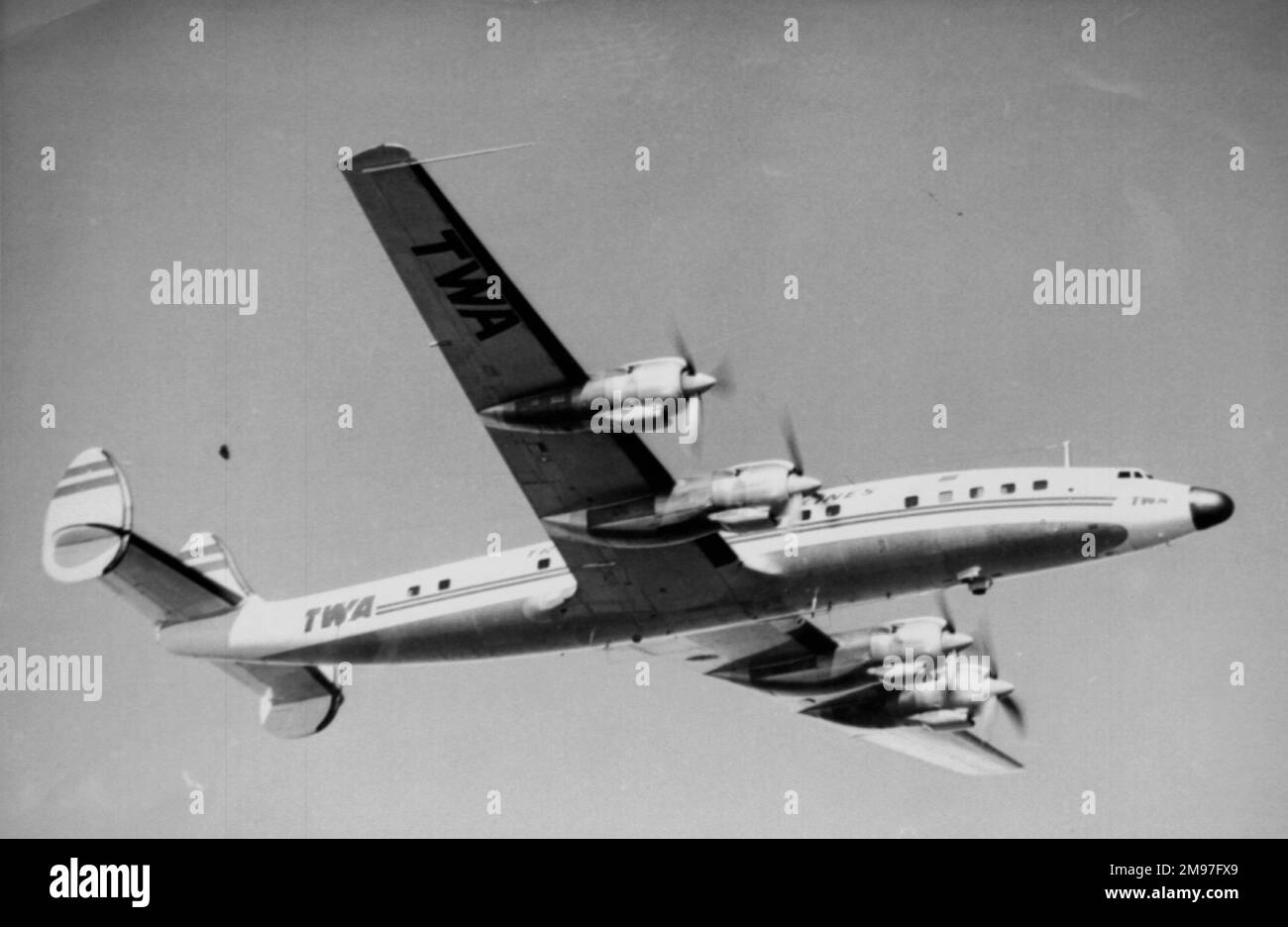 Lockheed L1649A Constellation TWA volando, dal basso. Foto Stock