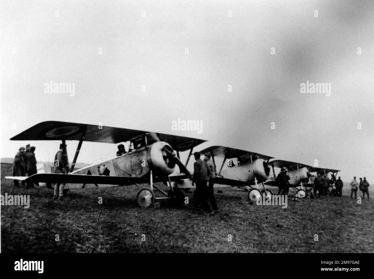 Quattro Nieuport 17s del francese N124 Escadrille Lafayette, formato da francesi comandò piloti volontari americani. Lo squadrone fu formato nell'aprile del 1916, e fu trasferito al controllo degli Stati Uniti nel febbraio del 1918 per diventare il 103rd Aero Squadron. L'emblema della testa indiana dello squadrone può essere visto verniciato sul lato della macchina più vicina. Foto Stock