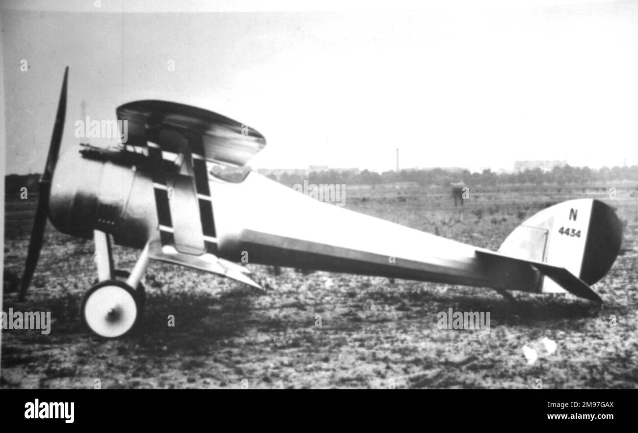 Nieuport Ni 28, un combattente monoposto, volato per la prima volta nel giugno 1917, utilizzato dalle forze americane di spedizione dall'inizio del 1918. Qui si vede una macchina di sviluppo con diedro solo sulle ali superiori e un piccolo spazio tra l'ala superiore e la fusoliera. Foto Stock