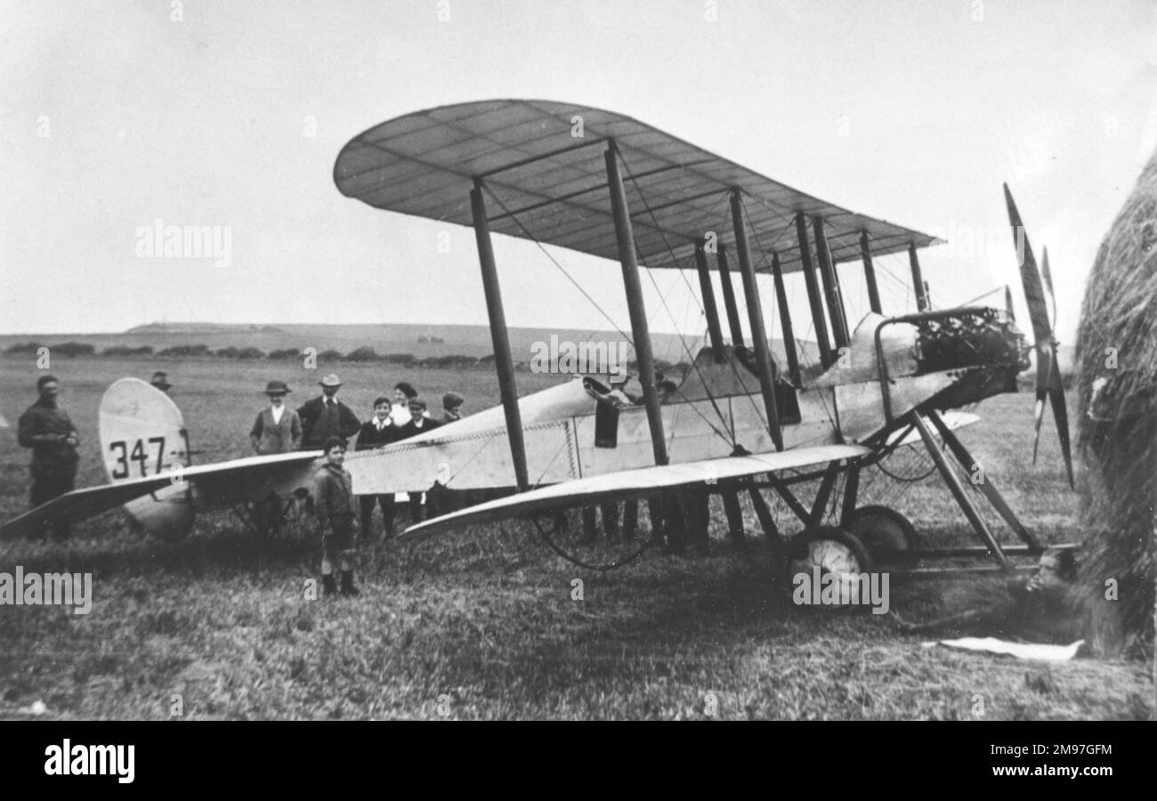Royal Aircraft Factory BE 2A aereo da ricognizione a due posti, il primo aereo britannico ad atterrare in Francia due settimane dopo lo scoppio della prima guerra mondiale. Il pilota, tenente Harvey-Kelley, può essere visto sdraiato sul terreno a destra, fumando e studiando una mappa. Foto Stock
