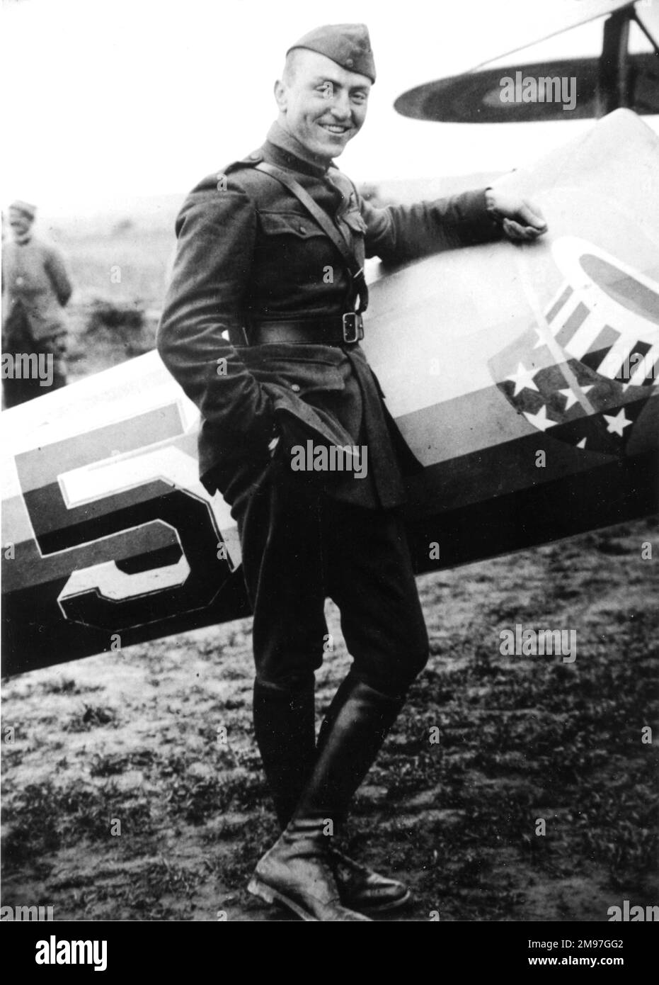 Edward Vernon Rickenbacker (1890-1973), pilota statunitense e protagonista con 26 vittorie confermate, visto qui con la sua Nieuport 28. Foto Stock