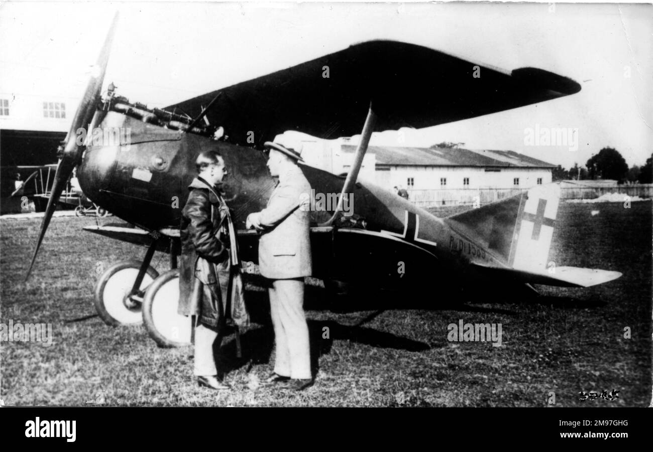 Rumpler D i biplano da caccia tedesco (n. di serie 1589/18) che è venuto troppo tardi per partecipare alla prima guerra mondiale. Era apparentemente difficile da costruire, il che ha ritardato la produzione a seguito di prove a metà del 1918. I due uomini visti qui in un processo di volo di Aldershof sono il pilota tedesco Ernst Udet (a sinistra) e il designer austriaco dell'aereo, Edmund Rumpler (a destra). Foto Stock