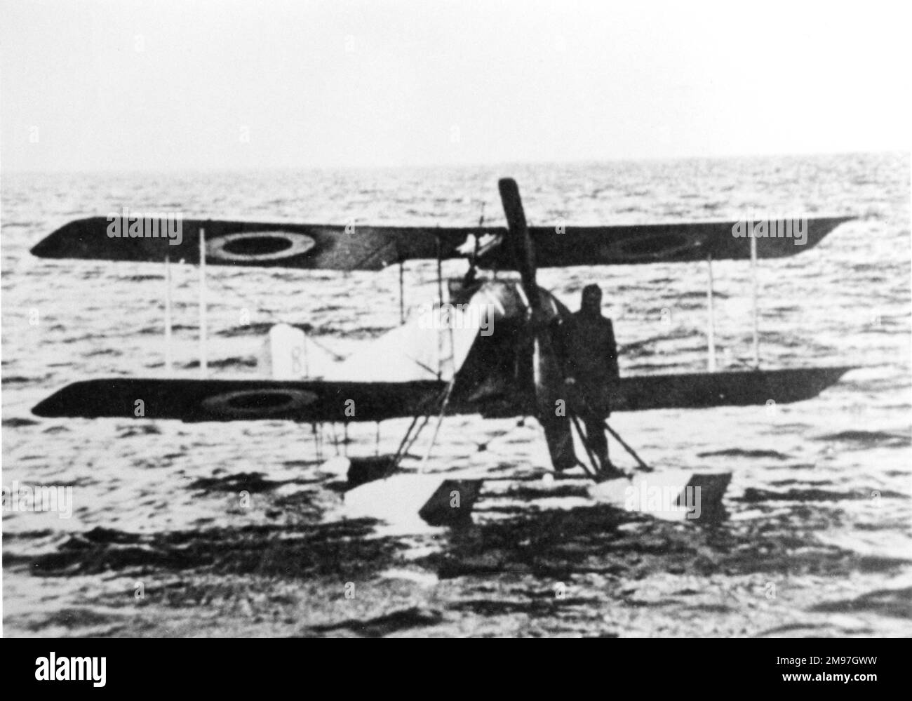 Sopwith Baby o Schneider scout, acquisita dagli RNA durante i primi giorni della prima guerra mondiale. Dall'inizio del 1915 gli idrovolanti sono stati dotati di pistole Lewis per scopi di attacco e difesa. Foto Stock