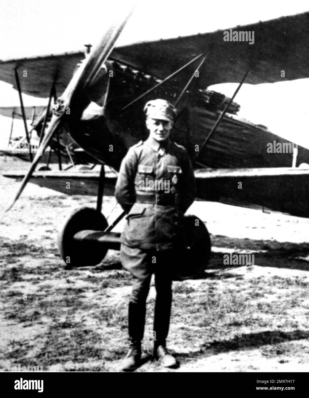Ernst Udet (1896-1941), pilota e combattente tedesco, visto qui in piedi vicino al suo Fokker D VII. Servì anche nella seconda guerra mondiale, fino al grado di Generaloberst (equivalente ad un capo aereo Maresciallo). Foto Stock
