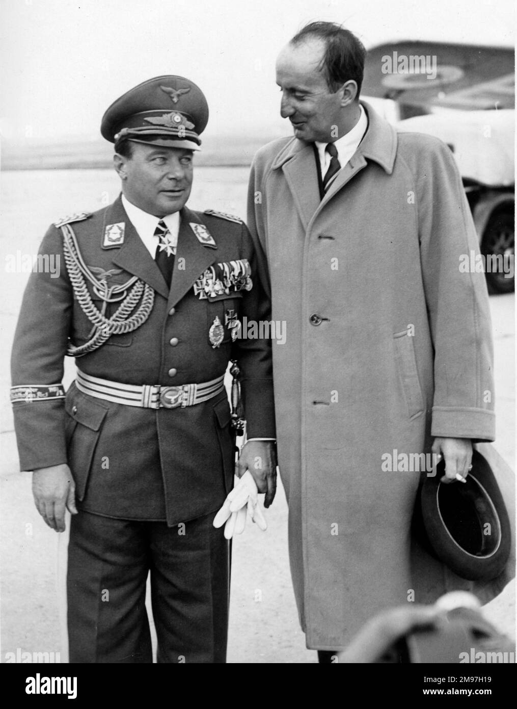 Udet, Ernst, WW 1 Fighter ACE e successivamente capo dell'Ufficio tecnico di Luftwaffe con Destroyat a le Bourget, 5 ottobre '37. Foto Stock
