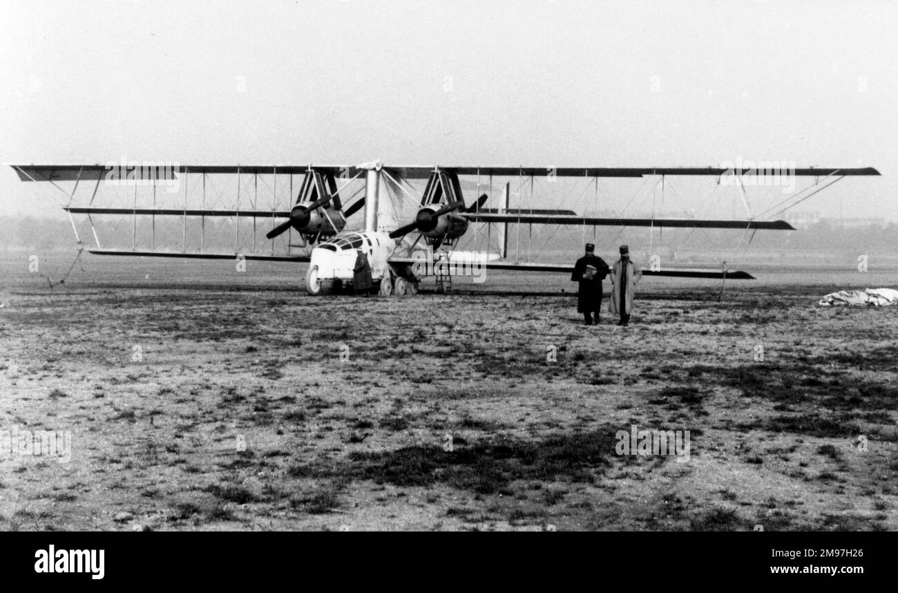 Voisin Triplane Bomber aveva tre equipaggi e quattro motori qui visti nella sua forma originale, novembre 1915. Foto Stock