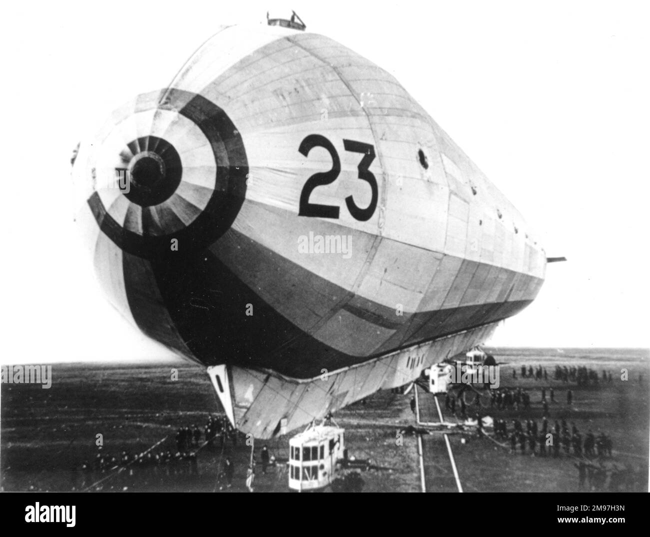 Vickers R 23 Airship britannica, una delle quattro costruite a Barrow-in-Furness. Ha richiesto un equipaggio di 17 persone, il primo volo è avvenuto nel settembre 1917, e lo stesso mese è stato consegnato alla stazione aerea DEGLI RNA a Pulham a Norfolk. Scoperto essere sovrappeso, è stato impiegato principalmente per compiti di formazione. Qui si vede la R 23 che è 'camminato' a Pulham. Foto Stock