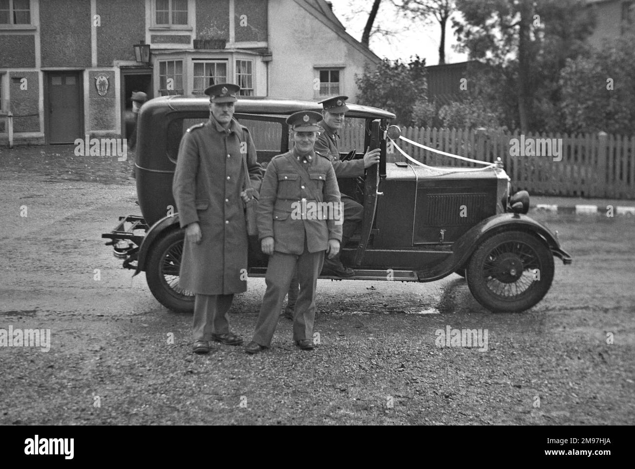 Tre soldati con un'auto. Foto Stock