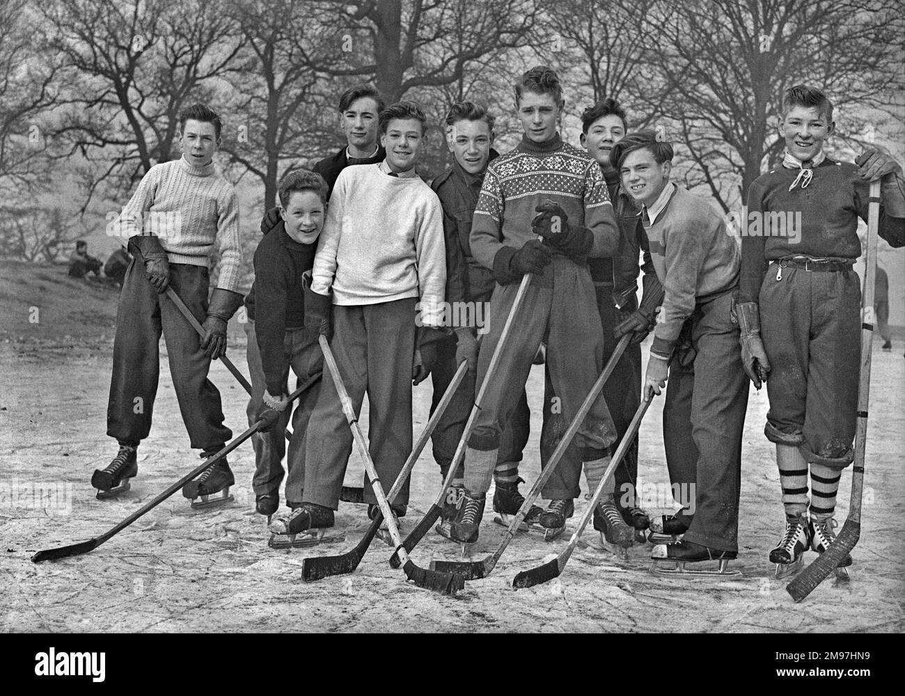 Foto di gruppo di giovani che giocano a hockey su ghiaccio. Foto Stock