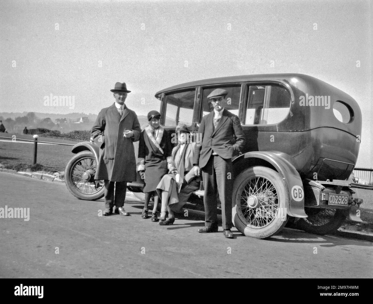 Quattro persone che si rilassano in auto sulla strada. Foto Stock
