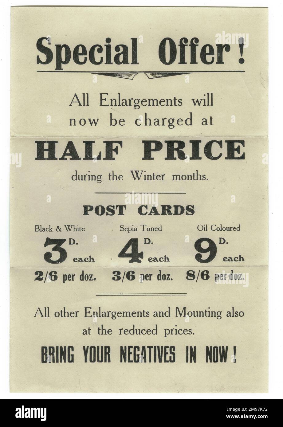 Opuscolo pubblicitario per servizi fotografici, che offre di produrre ingrandimenti a metà prezzo durante i mesi invernali, nonché la riproduzione di cartoline. Foto Stock