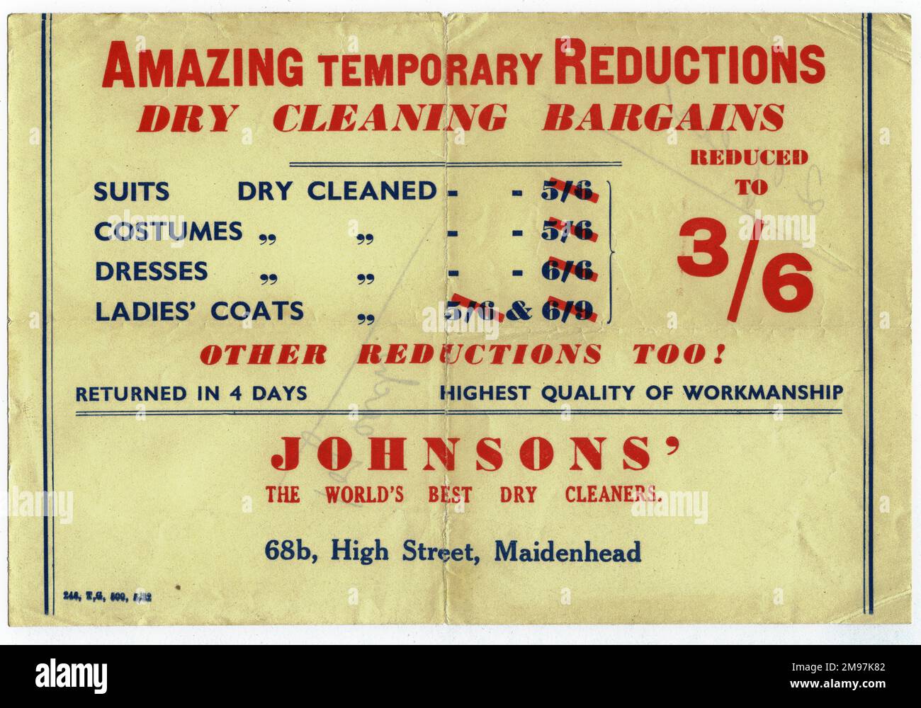 Pubblicità per Johnsons dry cleaners, High Street, Maidenhead, con alcune incredibili riduzioni temporanee a tre scellini e sixpence, e un giro di quattro giorni. Foto Stock