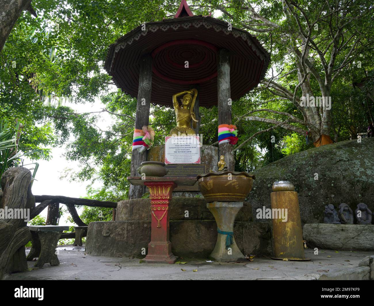 Phuket, Thailandia. Novembre 30, 2022. Tempio del Grande Buddha sull'isola di Phuket. La statua della madre terra. Destinazioni di viaggio importanti in Thailandia viaggio. Foto Stock