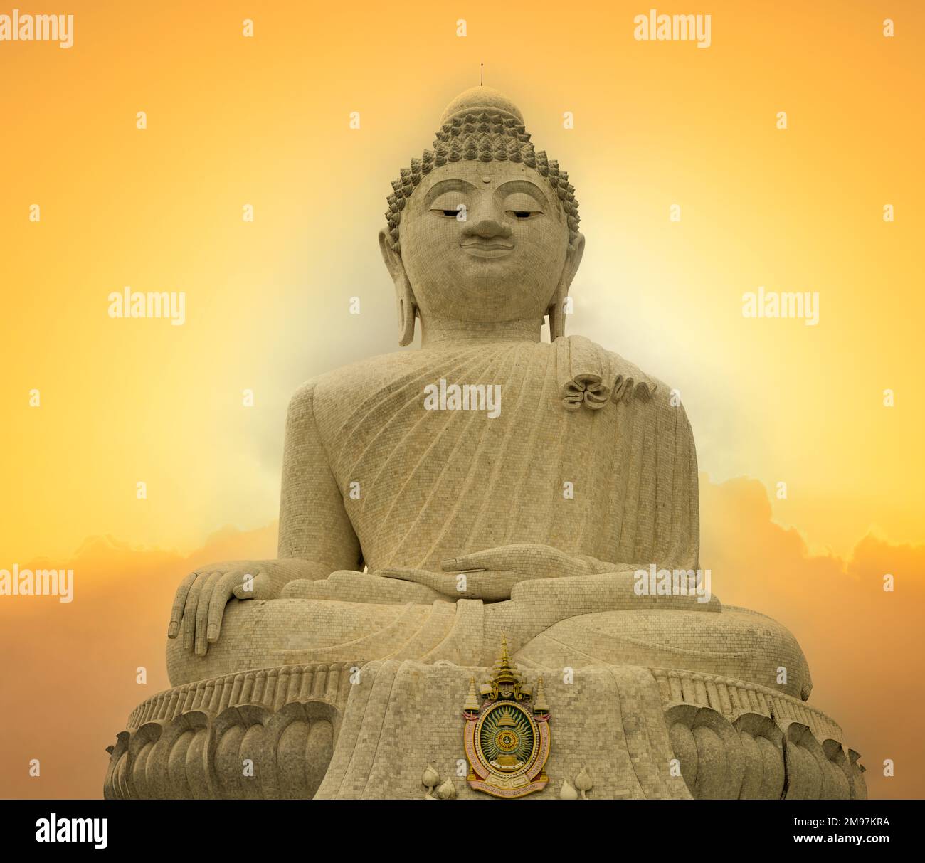 Grande Tempio del Buddha al tramonto. Destinazioni di viaggio importanti in Thailandia viaggio. Phuket, Thailandia Foto Stock