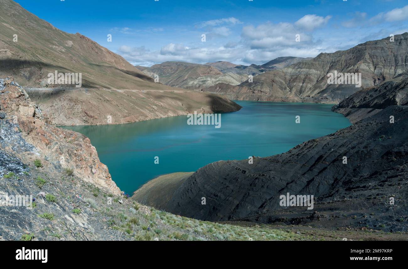 Lago idroelettrico Yamdrok-tso al passo SIM o simu la, lungo la Southern Friendship Highway, Tibet. Foto Stock