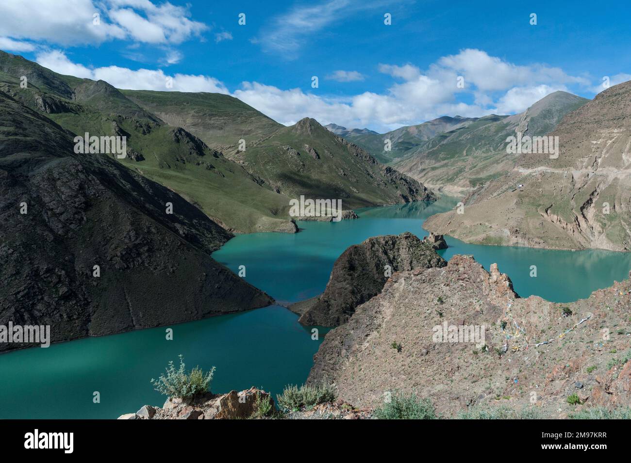 Lago idroelettrico Yamdrok-tso al passo SIM o simu la, lungo la Southern Friendship Highway, Tibet. Foto Stock