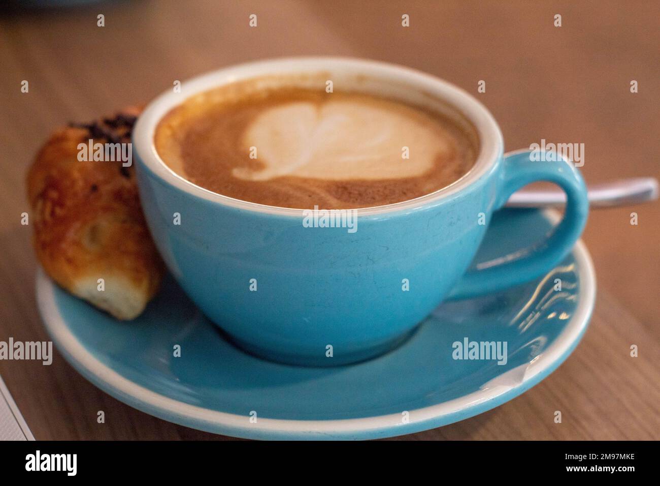 Caffè mentre telelavoro in un caffè ad Alicante. Foto Stock