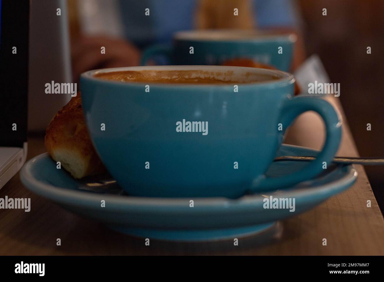 Caffè mentre telelavoro in un caffè ad Alicante. Foto Stock