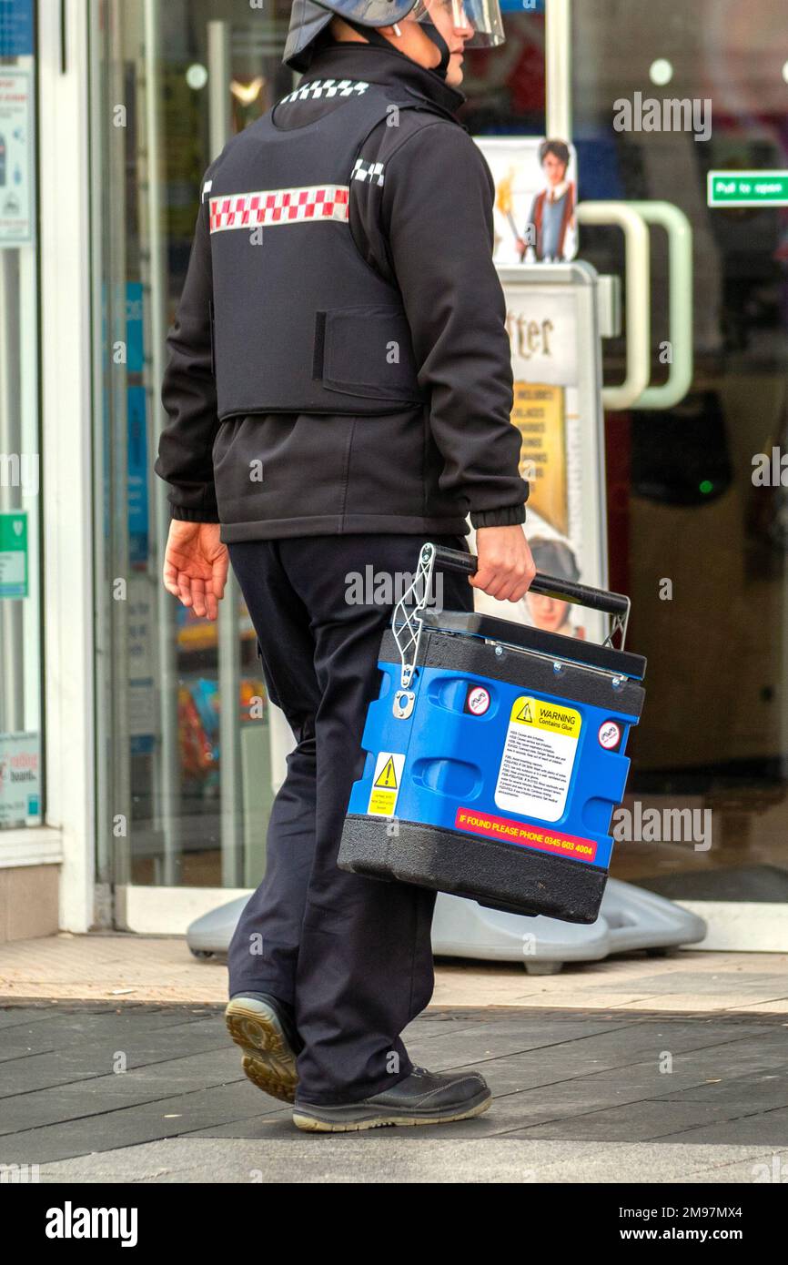 Furgoni postali, " Warning Contains Glue " Cassa di sicurezza in transito veicolo, consegna e ritiro a Southport, Merseyside, Regno Unito Foto Stock